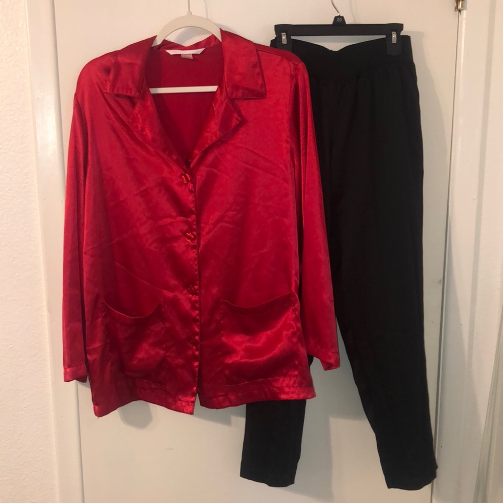 VICTORIA’S SECRET Sz M RED & BLACK PAJAMAS Silk & Satin Like Feel!